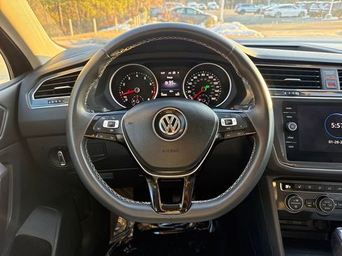 Used 2021 Volkswagen Tiguan SE w/ Panoramic Sunroof Package image 22