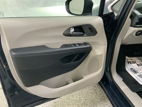 Used 2023 Chrysler Pacifica Touring-L image 17