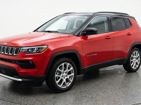 Used 2025 Jeep Compass Limited AWD/4WD image 3