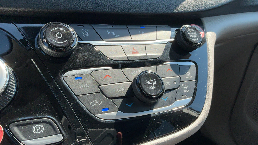 Used 2024 Chrysler Pacifica Touring-L FWD image 16