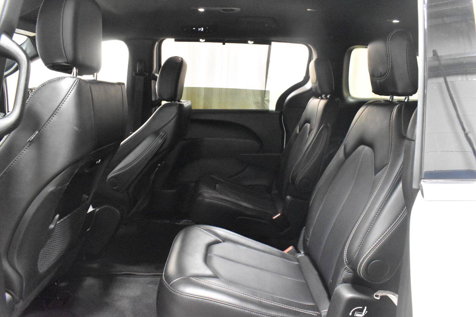 Used 2025 Chrysler Pacifica Select FWD image 4
