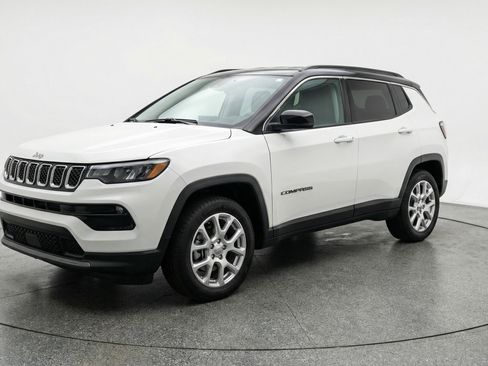 Used 2025 Jeep Compass Limited image 3