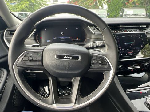 Used 2023 Jeep Grand Cherokee Laredo AWD/4WD image 29