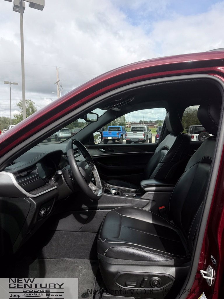 Used 2024 Jeep Grand Cherokee Limited AWD/4WD image 9