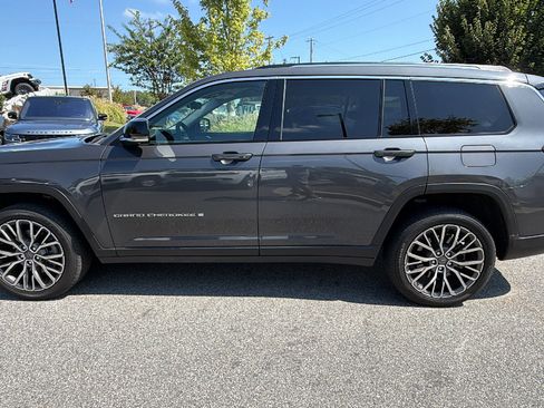 Used 2023 Jeep Grand Cherokee L Limited w/ Luxury Tech Group II AWD/4WD image 11