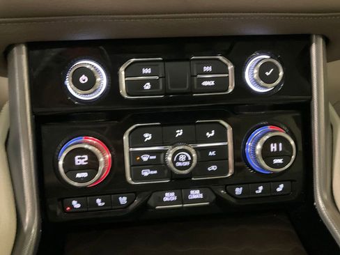 Used 2021 GMC Yukon XL Denali w/ Denali Premium Package image 19