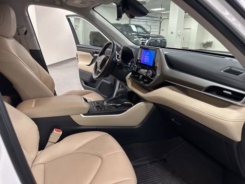 Used 2023 Toyota Highlander XLE AWD/4WD image 23