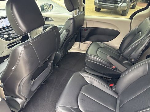 Used 2024 Chrysler Pacifica Limited FWD image 16