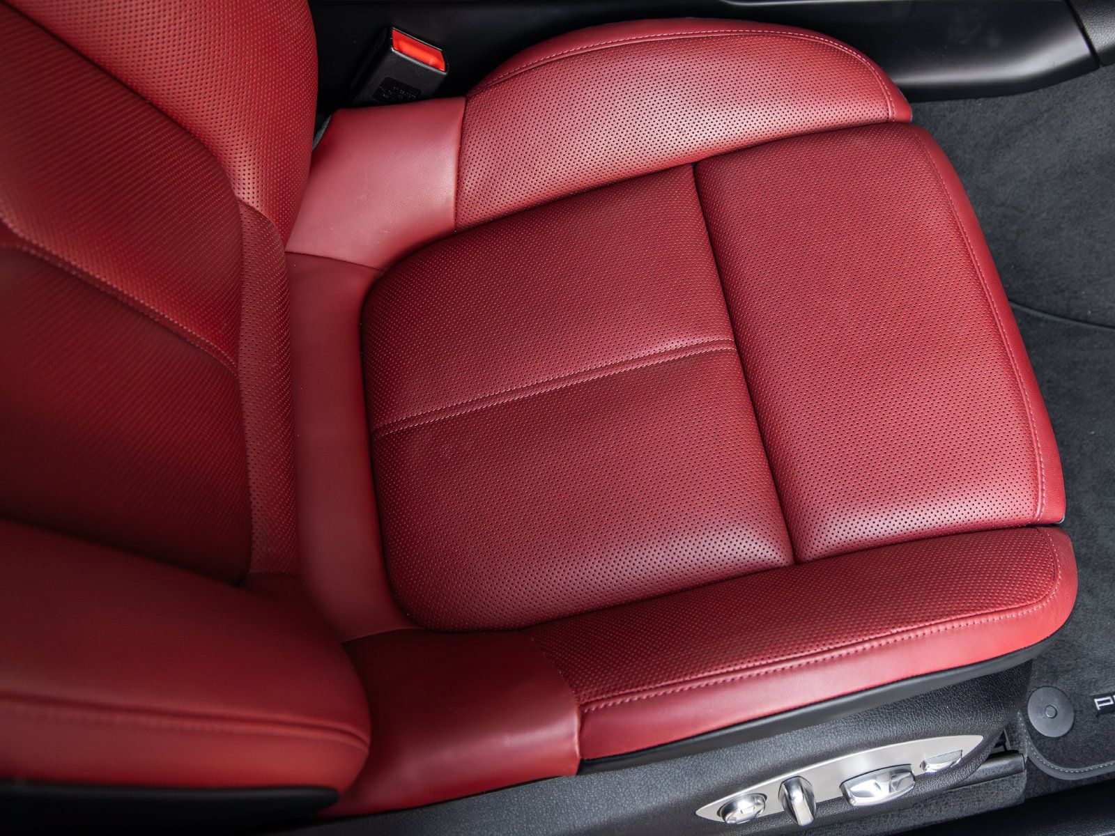 Certified 2023 Porsche Macan AWD/4WD image 45
