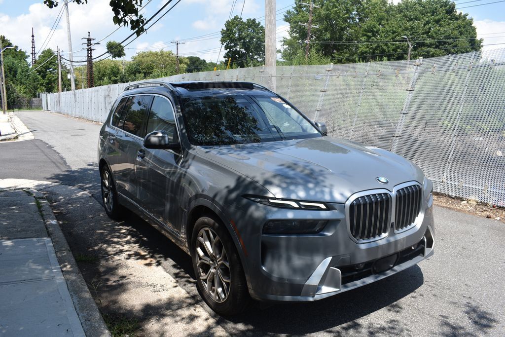 Used 2025 BMW X7 xDrive40i AWD/4WD image 4