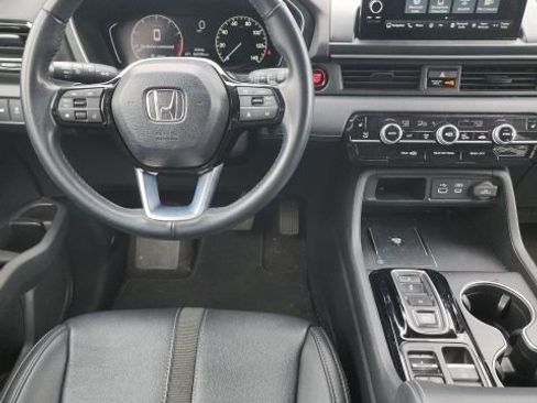 Used 2024 Honda Pilot Touring image 2