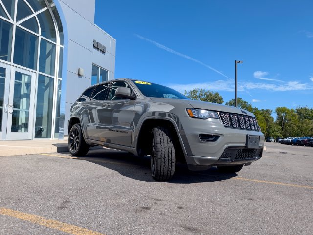 Used 2020 Jeep Grand Cherokee Altitude AWD/4WD image 3