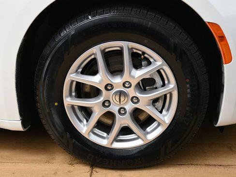 Used 2024 Chrysler Pacifica Touring-L FWD image 14