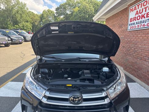 Used 2019 Toyota Highlander XLE AWD/4WD image 39