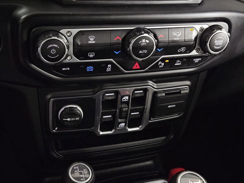 Used 2022 Jeep Wrangler Unlimited Sahara image 14