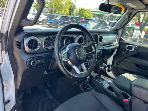 Used 2019 Jeep Wrangler Unlimited Sahara AWD/4WD image 16