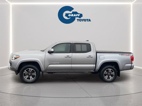 Used 2017 Toyota Tacoma TRD Sport image 3