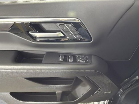 Used 2025 Chevrolet Suburban Premier image 25