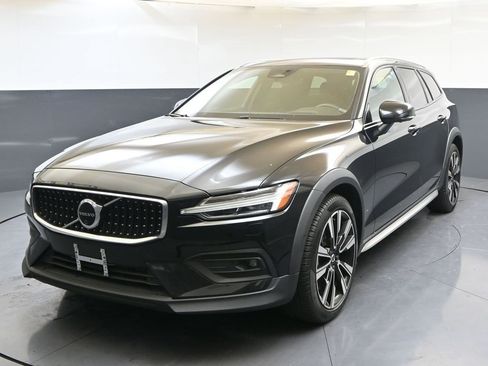 Certified 2024 Volvo V60 B5 Cross Country Ultimate image 1