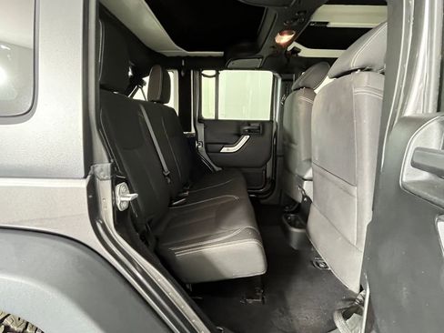 Used 2018 Jeep Wrangler Unlimited Rubicon w/ Cold Weather Group image 15