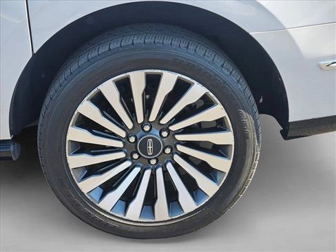 Used 2021 Lincoln Navigator L Reserve AWD/4WD image 27