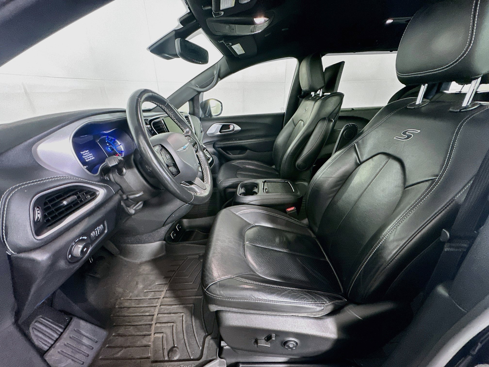 Used 2021 Chrysler Pacifica Touring-L w/ Uconnect Theater Family Group FWD image 13