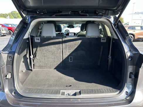 Used 2025 Toyota Highlander XLE FWD image 9