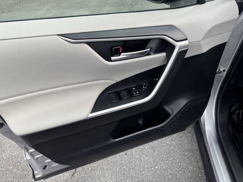 Used 2020 Toyota RAV4 XLE FWD image 12