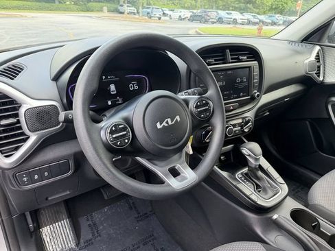 Used 2025 Kia Soul LX w/ LX Technology Package FWD image 12
