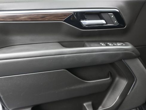 Used 2025 Chevrolet Suburban LS RWD image 11
