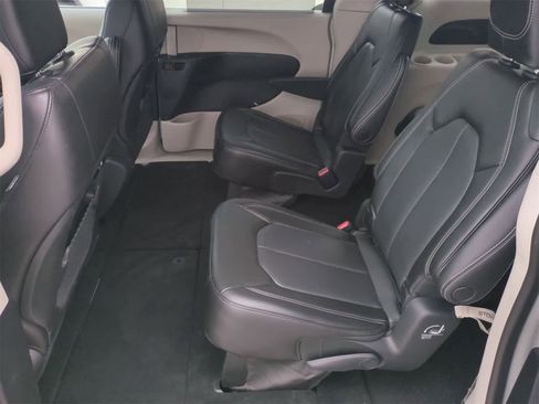 Used 2023 Chrysler Pacifica Touring-L image 19