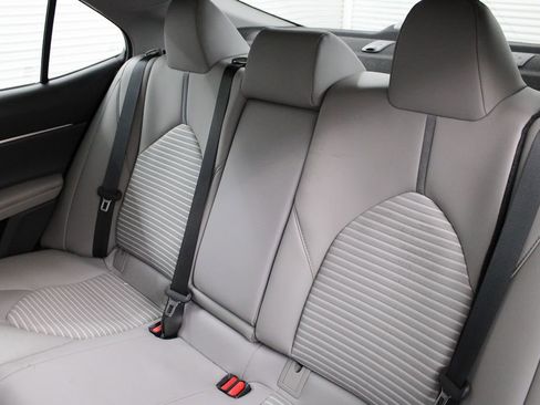 Used 2020 Toyota Camry SE w/ Sunroof Package image 25