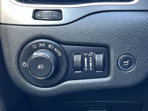 Used 2019 Jeep Cherokee Limited w/ Technology Group image 24