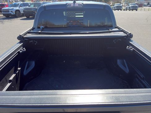 Used 2022 Toyota Tacoma SR5 w/ Technology Package image 7