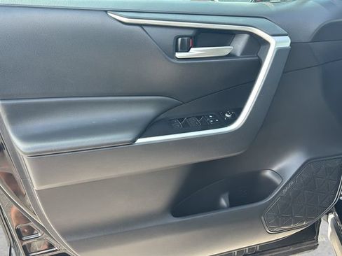 Used 2025 Toyota RAV4 XLE AWD/4WD image 19
