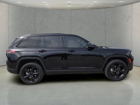 Used 2024 Jeep Grand Cherokee Limited w/ Black Appearance Package AWD/4WD image 3