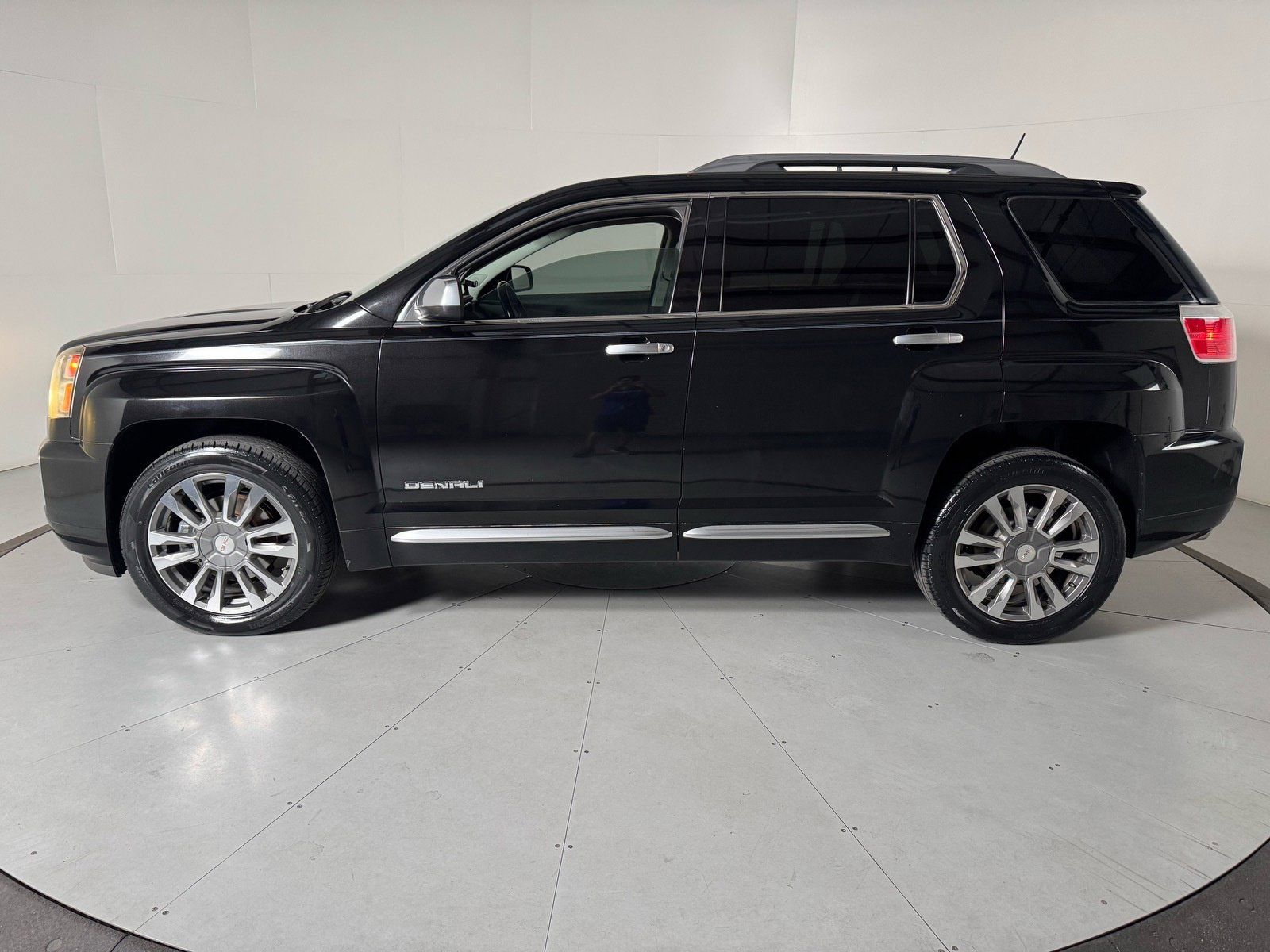 Used 2017 GMC Terrain Denali FWD image 2