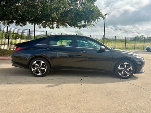 Used 2021 Hyundai Elantra Limited FWD image 2