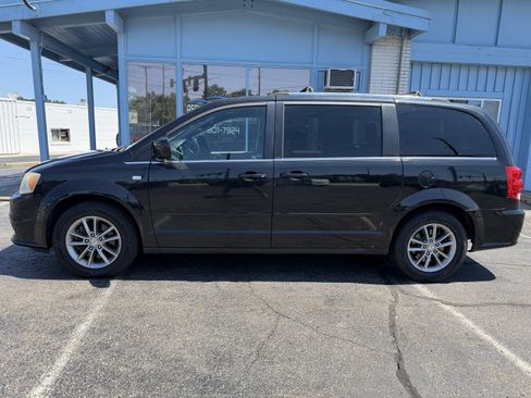 Used 2014 Dodge Grand Caravan SXT FWD image 2