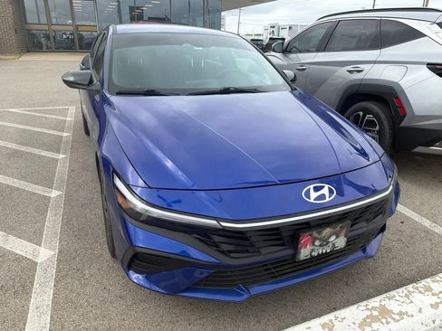 Used 2025 Hyundai Elantra Sport FWD image 11
