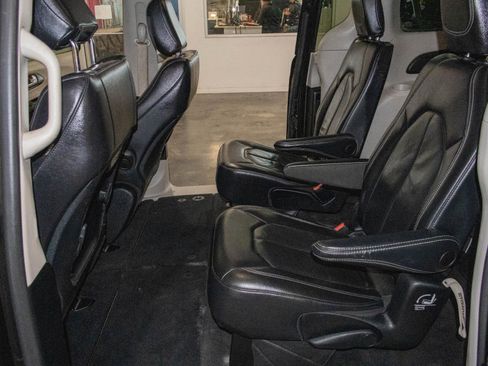 Used 2022 Chrysler Pacifica Touring-L image 13