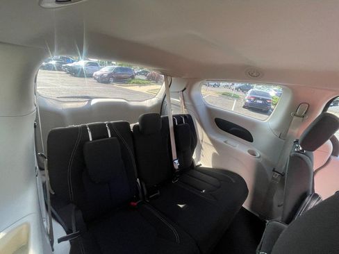 Used 2023 Chrysler Voyager LX FWD image 13