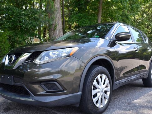 Used 2014 Nissan Rogue S image 2