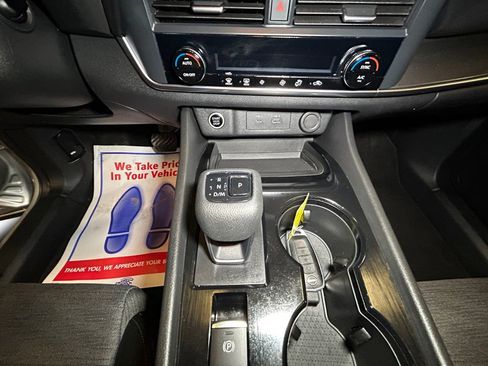 Used 2023 Nissan Rogue SV image 12