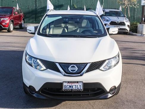 Used 2018 Nissan Rogue Sport SV image 2