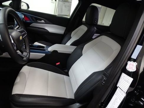 Used 2025 Chevrolet Equinox EV LT image 2