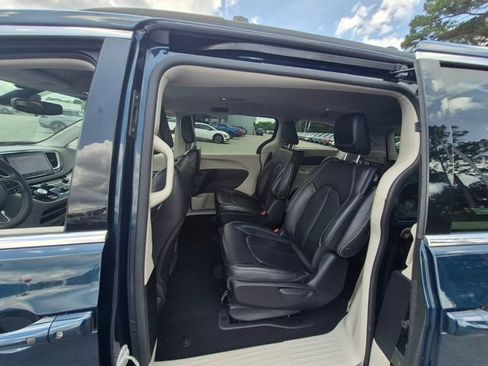Used 2022 Chrysler Pacifica Touring-L FWD image 13