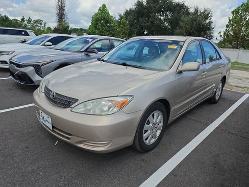 Used 2002 Toyota Camry XLE w/ Pkg 9 FWD image 2