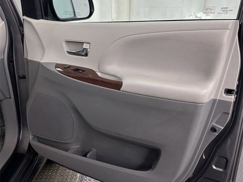 Used 2014 Toyota Sienna XLE image 33
