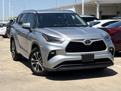 Used 2021 Toyota Highlander XLE AWD/4WD image 2